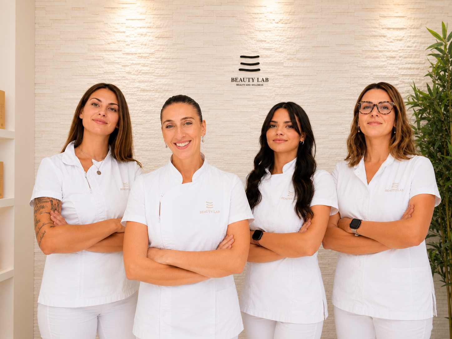 Il team di professioniste BeautyLab Pescara in divisa bianca